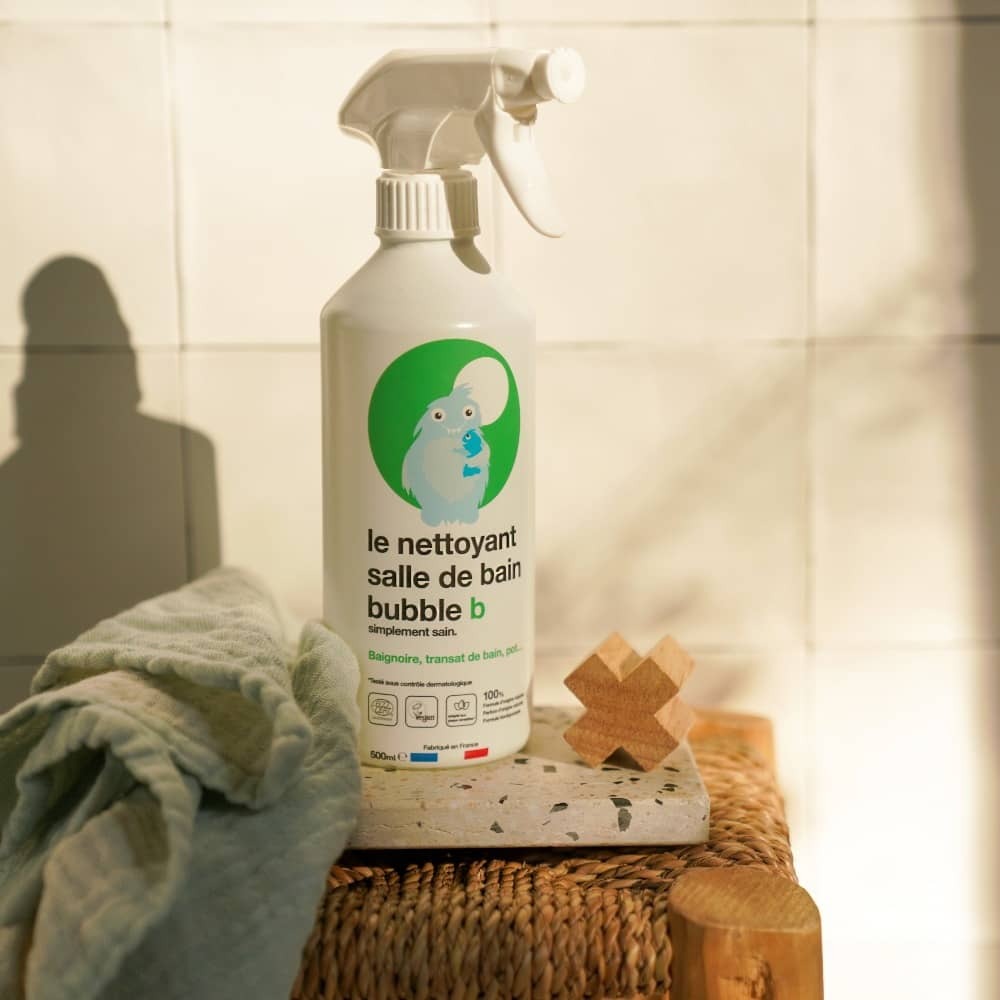 Produits de nettoyage écologiques pour la salle de bain fait maison 